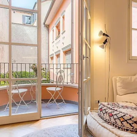 Charming 5 Mins From Duomo With Car Box 公寓