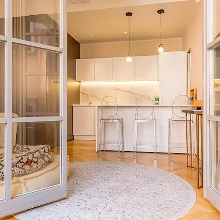 公寓 Charming 5 Mins From Duomo With Car Box *